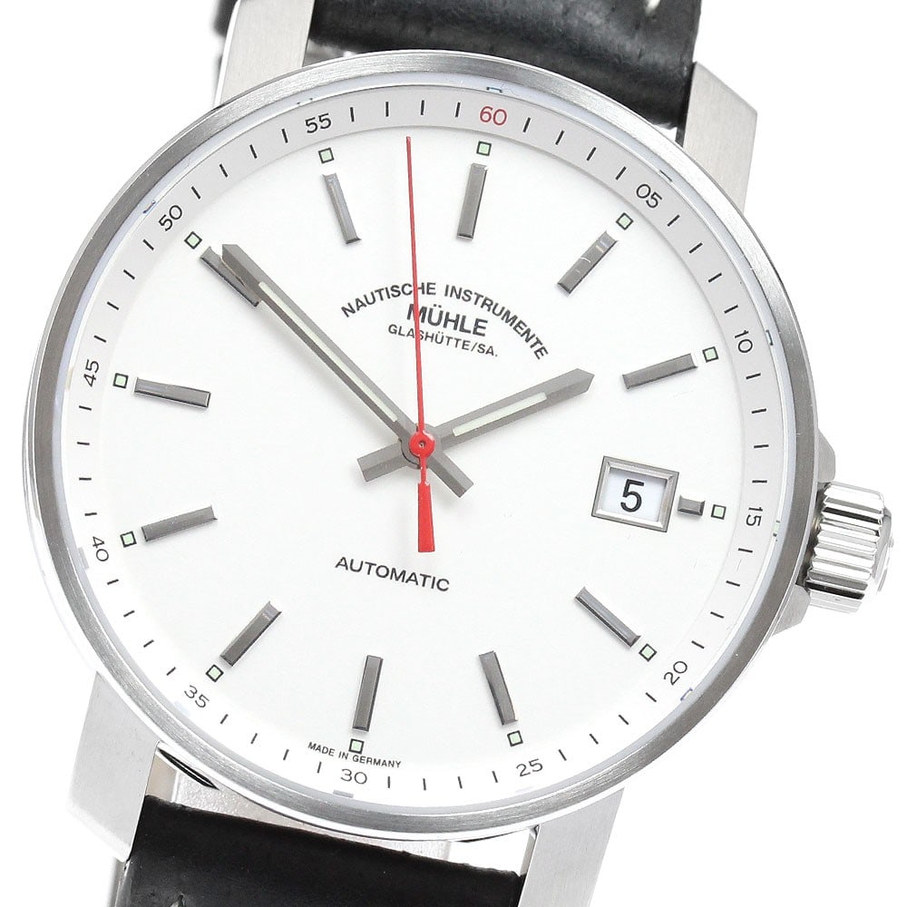 Muhle Glashutte 29er Date Automatic Men's Wristwatch: Muhle Glashutte 29er Date Automatic Men's Wristwatch This pre-owned Muhle Glashutte 29er Date men's wristwatch features a stainless steel case paired with a white dial and automatic movement. The watc