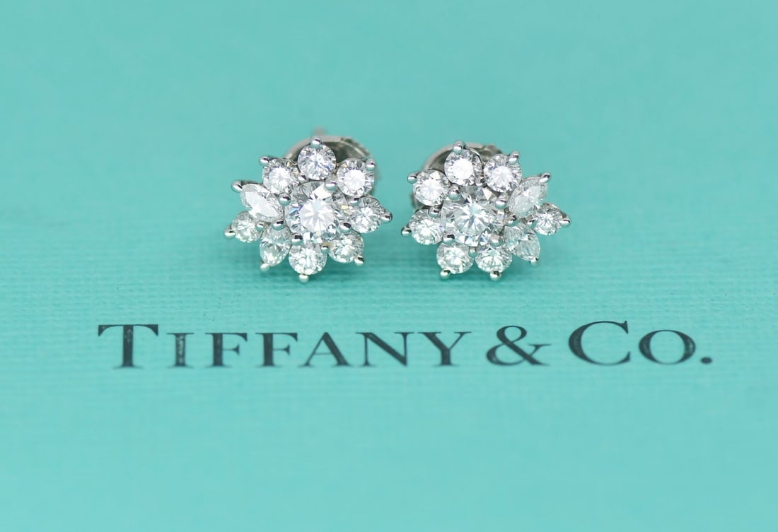 Tiffany Victoria Platinum Diamond Stud Earrings 1.00 CTW G VS1: Tiffany Victoria Platinum Diamond Stud Earrings 1.00 CTW G VS1 These pre-owned Tiffany & Co. Victoria Cluster earrings feature a total diamond weight of 1.00 carat, with G color and VS1 clarity diamon