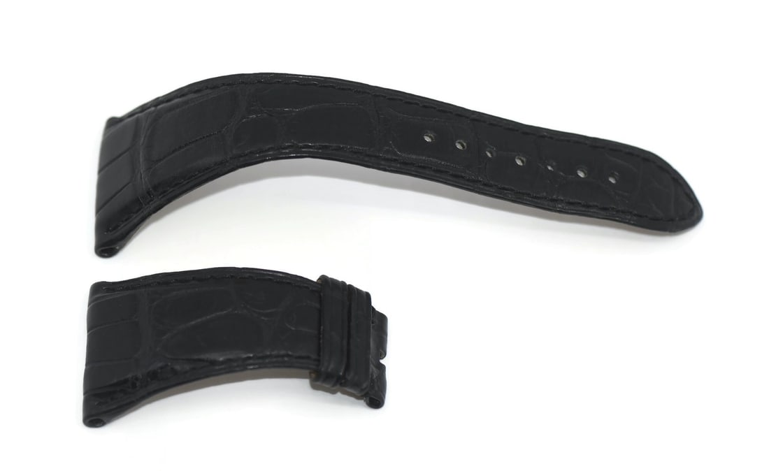 Bvlgari 28mm Black Leather Watch Band Strap: Bvlgari 28mm Black Leather Watch Band Strap This is a pre-owned Bulgari black leather wristwatch band. The strap is crafted from leather and features a 28 mm width, with overall dimensions of 28x18 mm