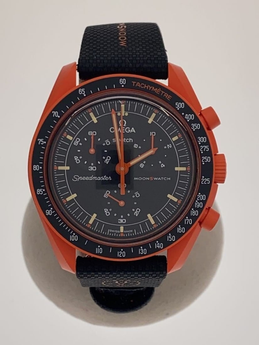 OMEGAxSWATCH Mission on Earth Black Quartz Men's Wristwatch: OMEGAxSWATCH Mission on Earth Black Quartz Men's Wristwatch This OMEGAxSWATCH Mission on Earth men's wristwatch features a black case and dial, crafted with Swiss precision. The watch operates on a qu