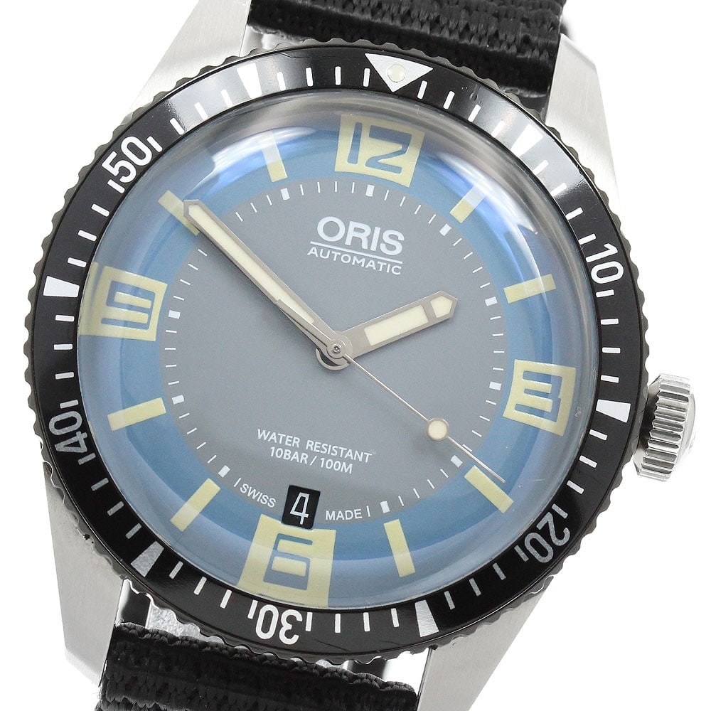 ORIS Divers Sixty-Five Date Automatic Men's Wristwatch 40mm: ORIS Divers Sixty-Five Date Automatic Men's Wristwatch 40mm This pre-owned ORIS Divers Sixty-Five Date men's wristwatch features a stainless steel case paired with a blue/gray dial and a nylon strap. 