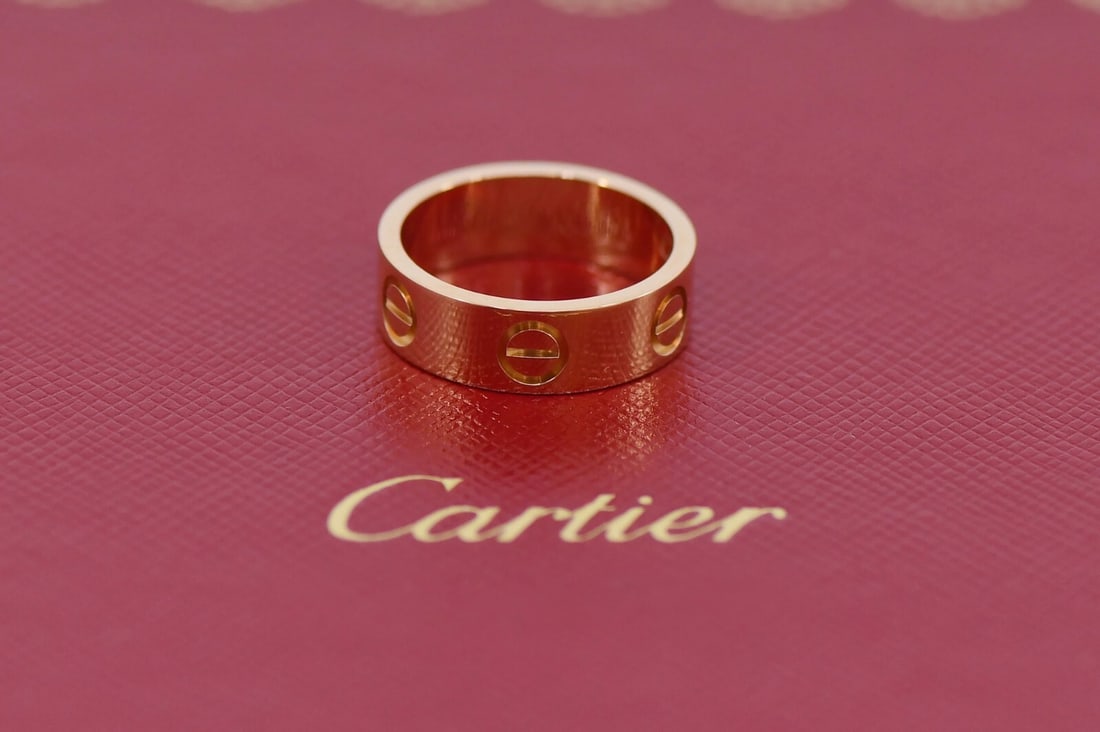 Cartier 18K Rose Gold Love Ring Size 48 with Service Receipt: Cartier 18K Rose Gold Love Ring Size 48 with Service Receipt This exquisite Cartier Love Ring is crafted from 18K rose gold, embodying a timeless theme of love and elegance. With a width of 5.5mm, thi