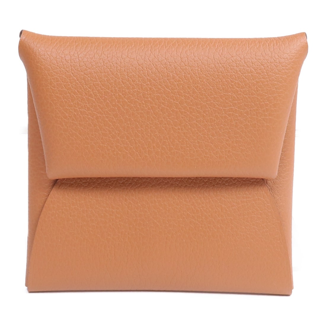 Hermes Bastia Evercolor Leather Coin Purse Brown PHW: Hermes Bastia Evercolor Leather Coin Purse Brown PHW This Hermes Bastia coin purse is crafted from Evercolor calfskin leather in a sophisticated gold brown shade. Designed for unisex use, it offers a 