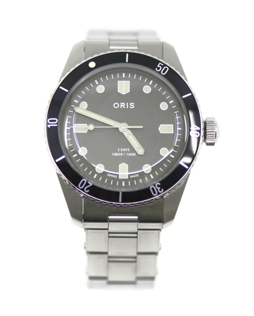 Oris Divers Sixty-Five Hodinkee Automatic Stainless Steel Watch with Box and Papers: Oris Divers Sixty-Five Hodinkee Automatic Stainless Steel Watch with Box and Papers Discover the Oris Divers Sixty-Five Hodinkee, a premium stainless steel wristwatch that embodies style and functiona