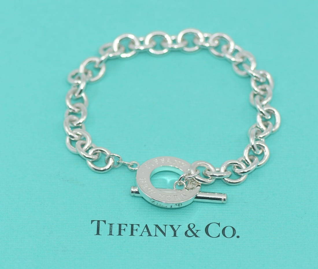 Tiffany & Co Sterling Silver Chain Toggle Bracelet 7 Inch: Tiffany & Co Sterling Silver Chain Toggle Bracelet 7 Inch This Tiffany & Co. toggle bracelet is crafted from 925 sterling silver and features a classic chain style with a toggle closure. Made in Italy