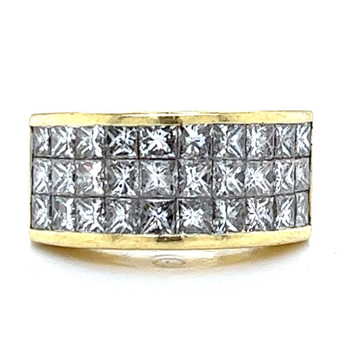 Stunning 18K Yellow Gold 3.60 Ct Diamond Ring with 30 Stones: Stunning 18K Yellow Gold 3.60 Ct Diamond Ring with 30 Stones Exquisite 18K Yellow Gold Diamond Ring featuring a total diamond weight of approximately 3.60 Ct. This stunning piece is adorned with 30 di