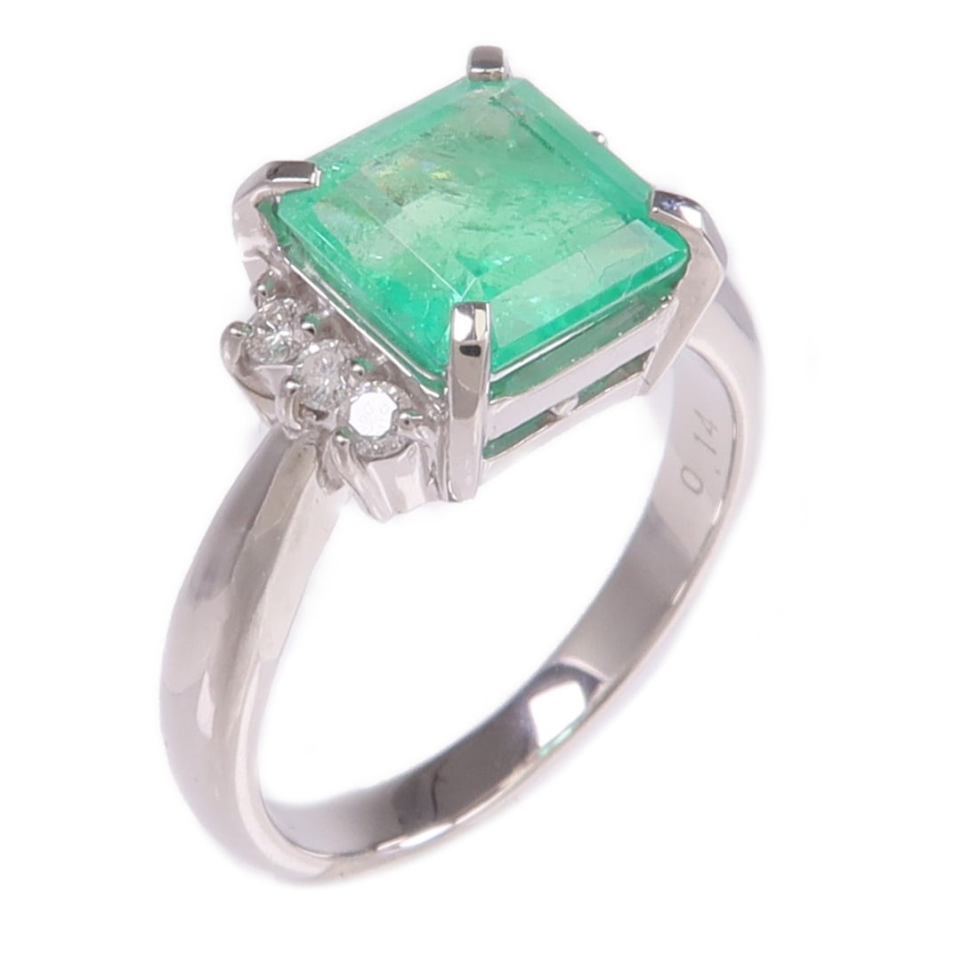 Platinum Ring with Emerald and Diamond Accents Size 6.25: Platinum Ring with Emerald and Diamond Accents Size 6.25 This elegant women's ring features a vibrant green emerald as the main stone, set in a PT900 platinum band. The ring is crafted in a classic st