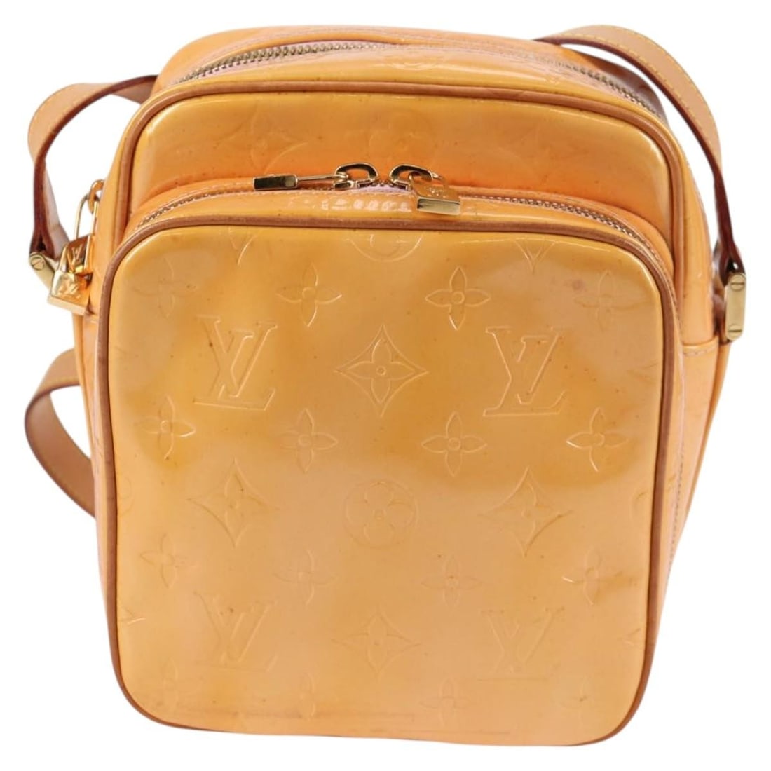 Louis Vuitton Monogram Vernis Wooster Patent Leather Handbag Beige: Louis Vuitton Monogram Vernis Wooster Patent Leather Handbag Beige The Louis Vuitton Wooster Handbag in beige monogram Vernis patent leather features a compact design with dimensions of 17cm x 19.5cm 