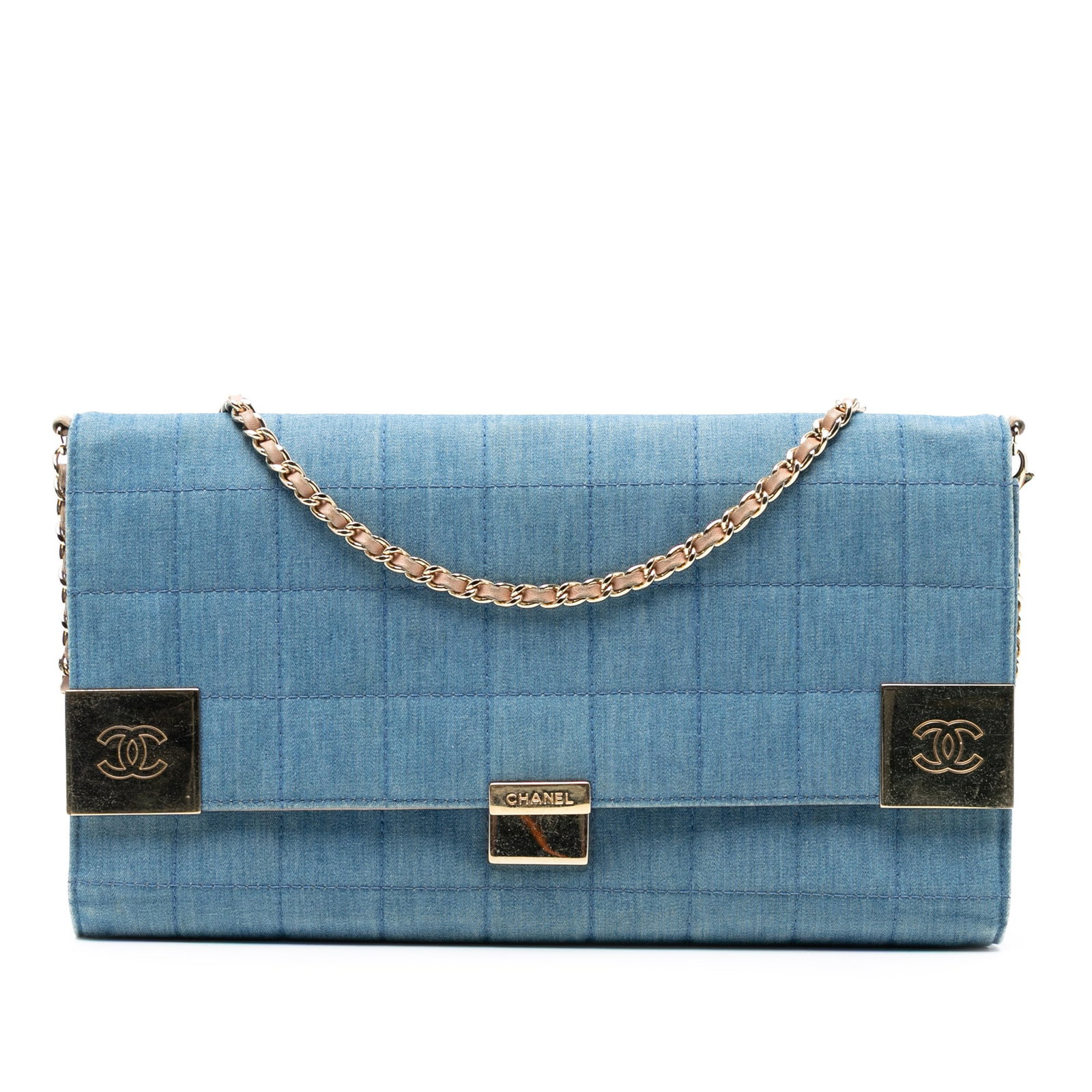 Chanel CC Chocolate Bar Denim Flap Shoulder Bag Blue Fabric: Chanel CC Chocolate Bar Denim Flap Shoulder Bag Blue Fabric This Chanel CC Chocolate Bar Denim Flap shoulder bag showcases a stylish quilted denim exterior, complemented by a luxurious leather woven c