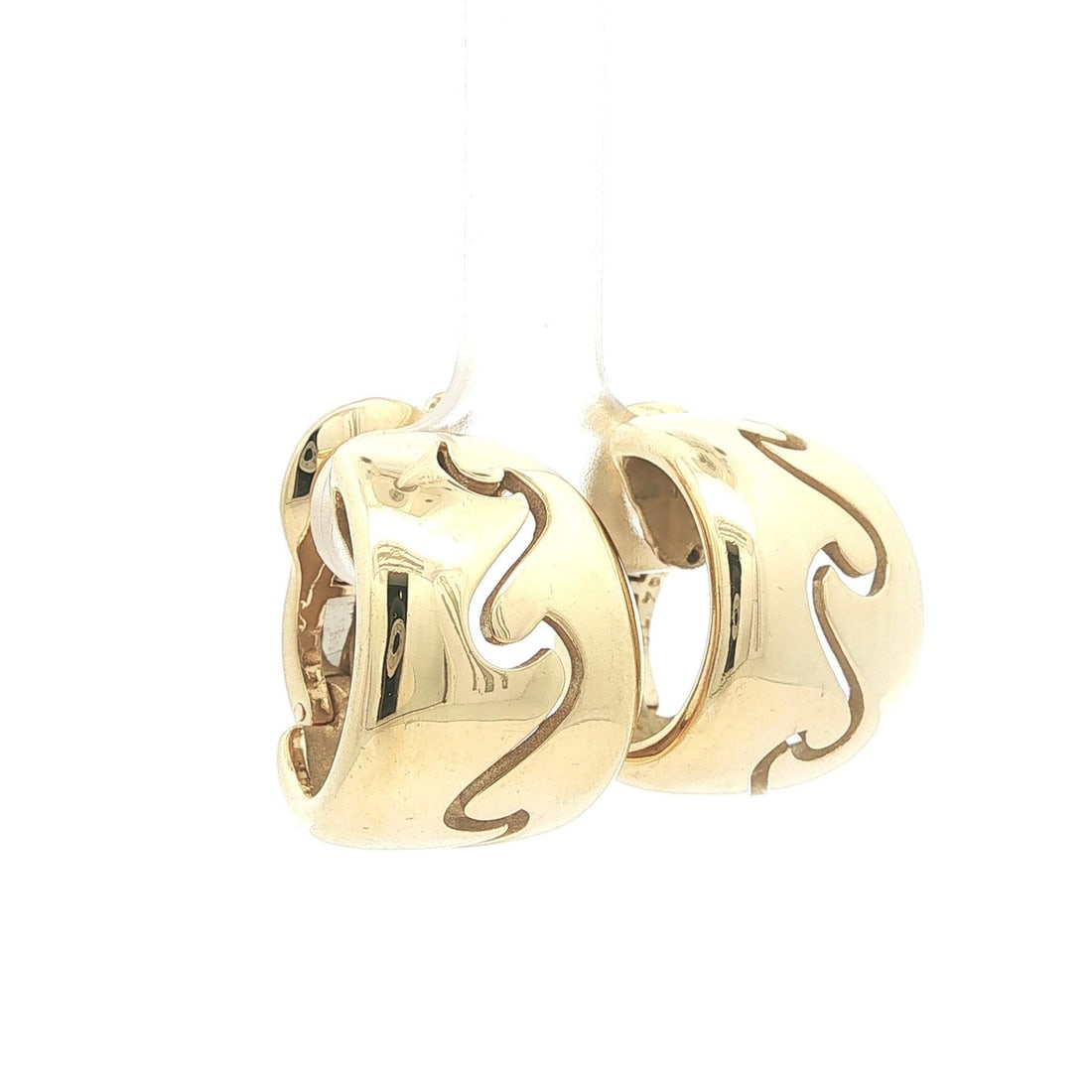 Van Cleef Arpels 18k Yellow Gold Vintage Hoop Huggie Earrings: Van Cleef Arpels 18k Yellow Gold Vintage Hoop Huggie Earrings These vintage Van Cleef & Arpels earrings are crafted from solid 18k yellow gold in a wide hoop huggie cuff design. Designed for pierced e