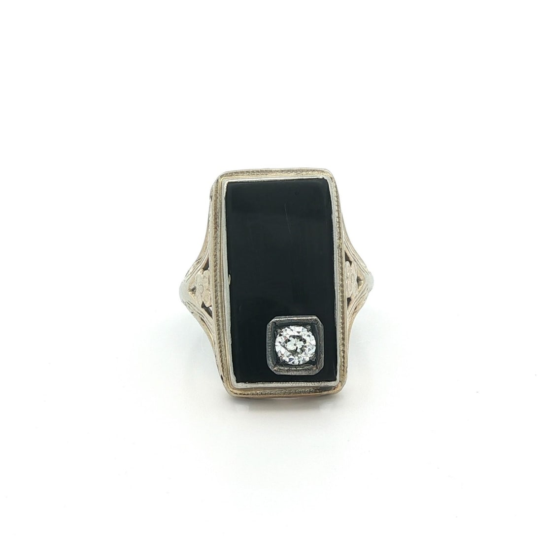 Antique Art Deco 18k White Gold Onyx Diamond Ring 0.20ctw Size 5.5: Antique Art Deco 18k White Gold Onyx Diamond Ring 0.20ctw Size 5.5 This exquisite antique Art Deco ring features a stunning rectangular onyx adorned with a natural diamond. Crafted from 18k white gold