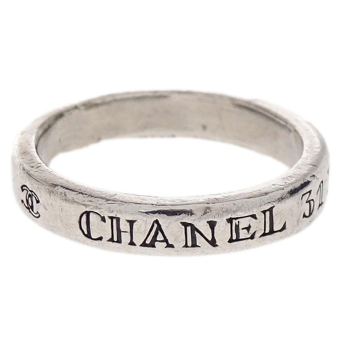 Vintage Chanel Silver Plated Ring Size 51: Vintage Chanel Silver Plated Ring Size 51 This vintage Chanel ring features a silver color with a silver-plated finish. Designed in a classic style, it is unadorned with any stones and is sized at 51.