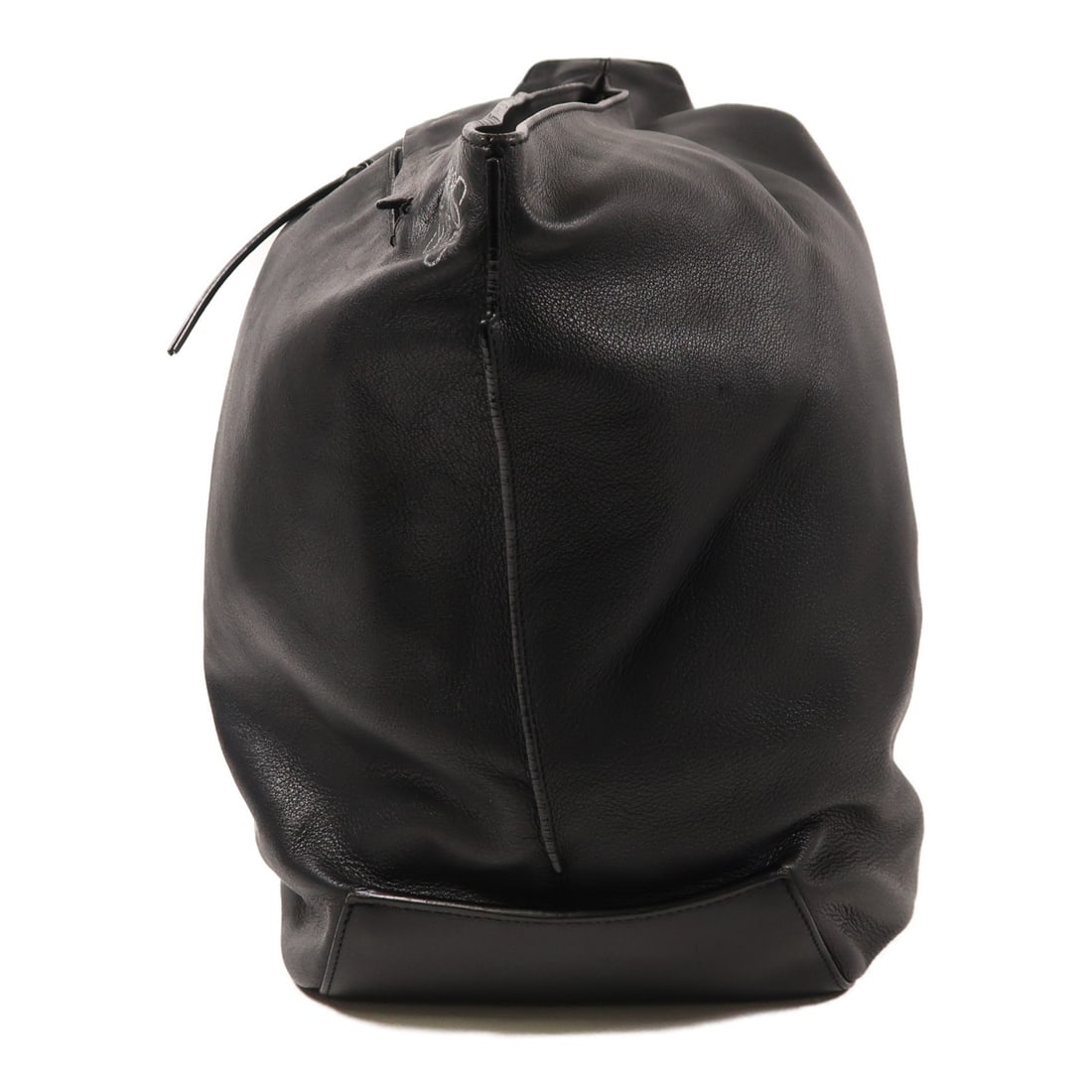 LOEWE Anton Rucksack Backpack Black Calfskin Leather: LOEWE Anton Rucksack Backpack Black Calfskin Leather Introducing the LOEWE Anton Rucksack Backpack, crafted from luxurious calfskin leather in a sleek black finish. This versatile and stylish rucksack