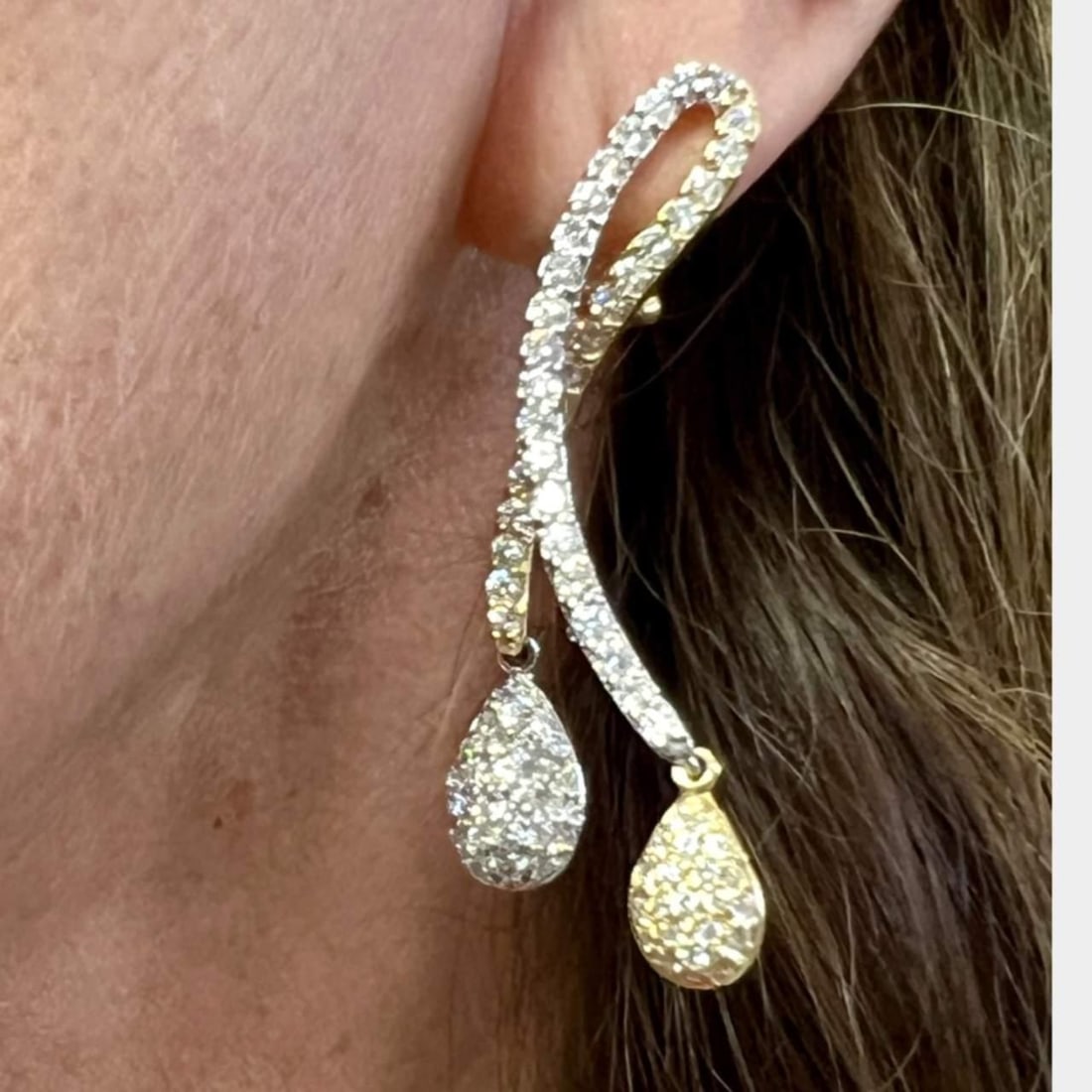 Sonia B. 18K Gold Diamond Earrings 170 Stones 6.25 Ct: Sonia B. 18K Gold Diamond Earrings 170 Stones 6.25 Ct Stunning Sonia B. earrings crafted from 18K yellow and white gold, featuring a dazzling array of 170 diamonds totaling approximately 6.25 carats. 