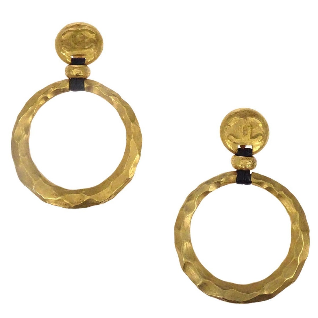 Chanel 93P Clip-On Gold Dangle Hoop Earrings: Chanel 93P Clip-On Gold Dangle Hoop Earrings Enhance your jewelry collection with these stunning Chanel Dangle Hoop Earrings. Featuring a classic hoop design, these earrings are crafted in a luxurious
