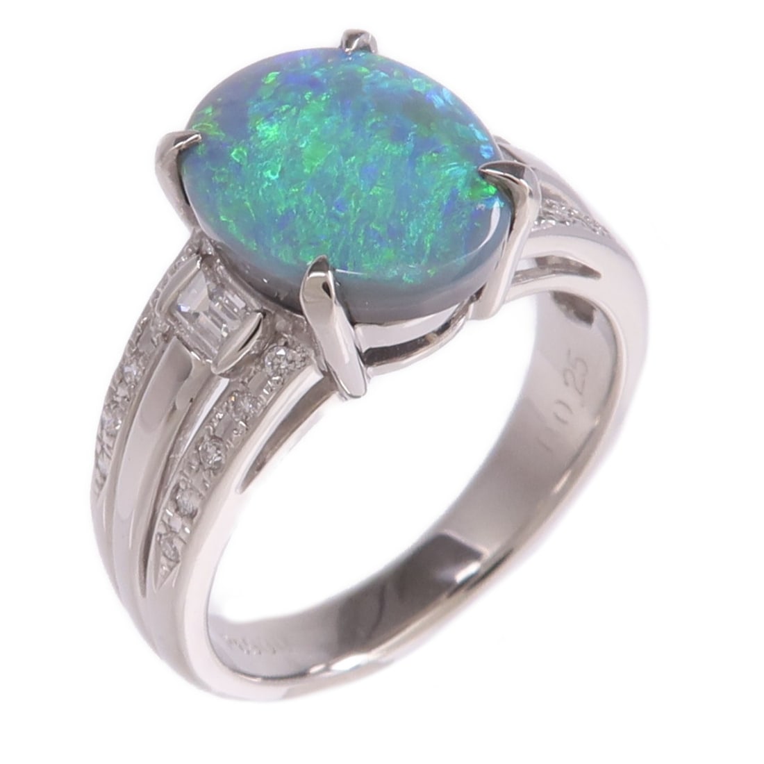 Black Opal and Diamond Platinum Ring Size 6.25: Black Opal and Diamond Platinum Ring Size 6.25 This women's ring features a striking black opal as the main stone, set in Pt900 platinum. The ring is designed in a regular size US 6.25 and showcases a