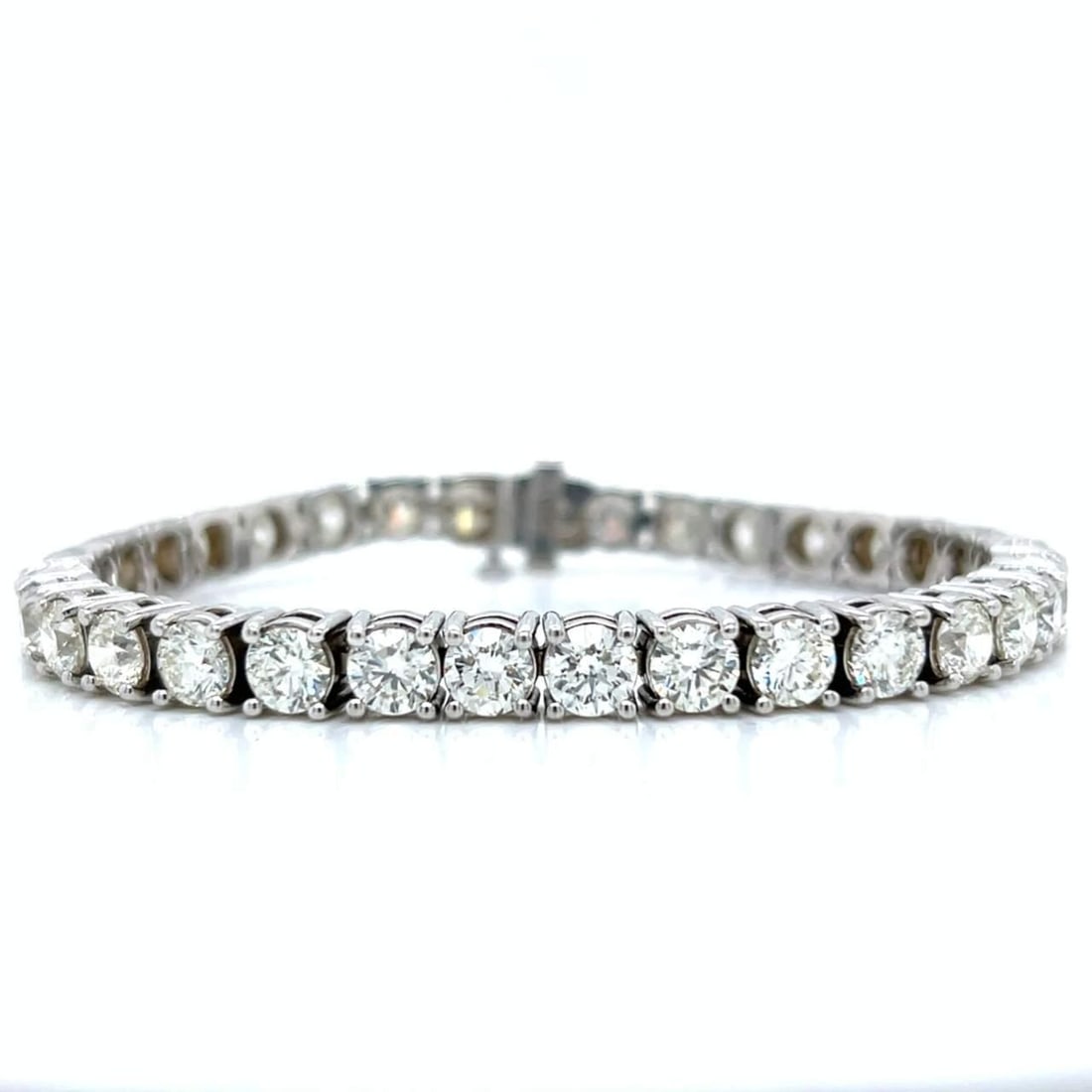 14K White Gold Tennis Bracelet 33 Diamonds 16.50 Ct J-K VVS-VS2: 14K White Gold Tennis Bracelet 33 Diamonds 16.50 Ct J-K VVS-VS2 This exquisite 14K White Gold Tennis Bracelet features a stunning array of 33 diamonds totaling approximately 16.50 carats. The diamonds