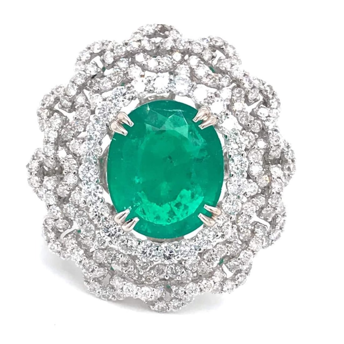 Stunning 7.00 Ct Colombian Emerald Diamond Ring in 18K White Gold: Stunning 7.00 Ct Colombian Emerald Diamond Ring in 18K White Gold This exquisite ring features a stunning oval Colombian emerald, weighing approximately 7.00 ct, complemented by a dazzling array of di