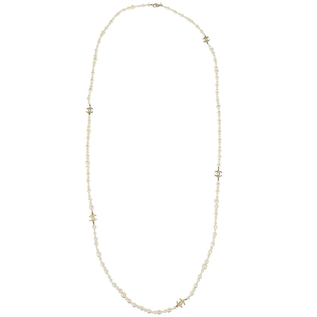 Gold Plated Chain Necklace with Faux Pearls by Chanel 12C: Gold Plated Chain Necklace with Faux Pearls by Chanel 12C This Chanel chain necklace features gold plating and artificial pearls, offering an elegant and timeless accessory. Crafted in France, the nec