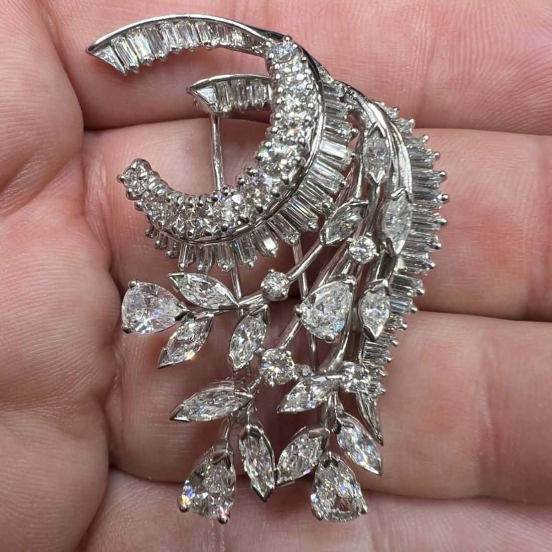 1950's Platinum Brooch 7.70 Ct Diamonds F-G VVS-VS: 1950's Platinum Brooch 7.70 Ct Diamonds F-G VVS-VS This exquisite 1950's brooch is crafted in platinum and features a stunning total of 7.70 carats of diamonds. It includes three prominent diamonds we