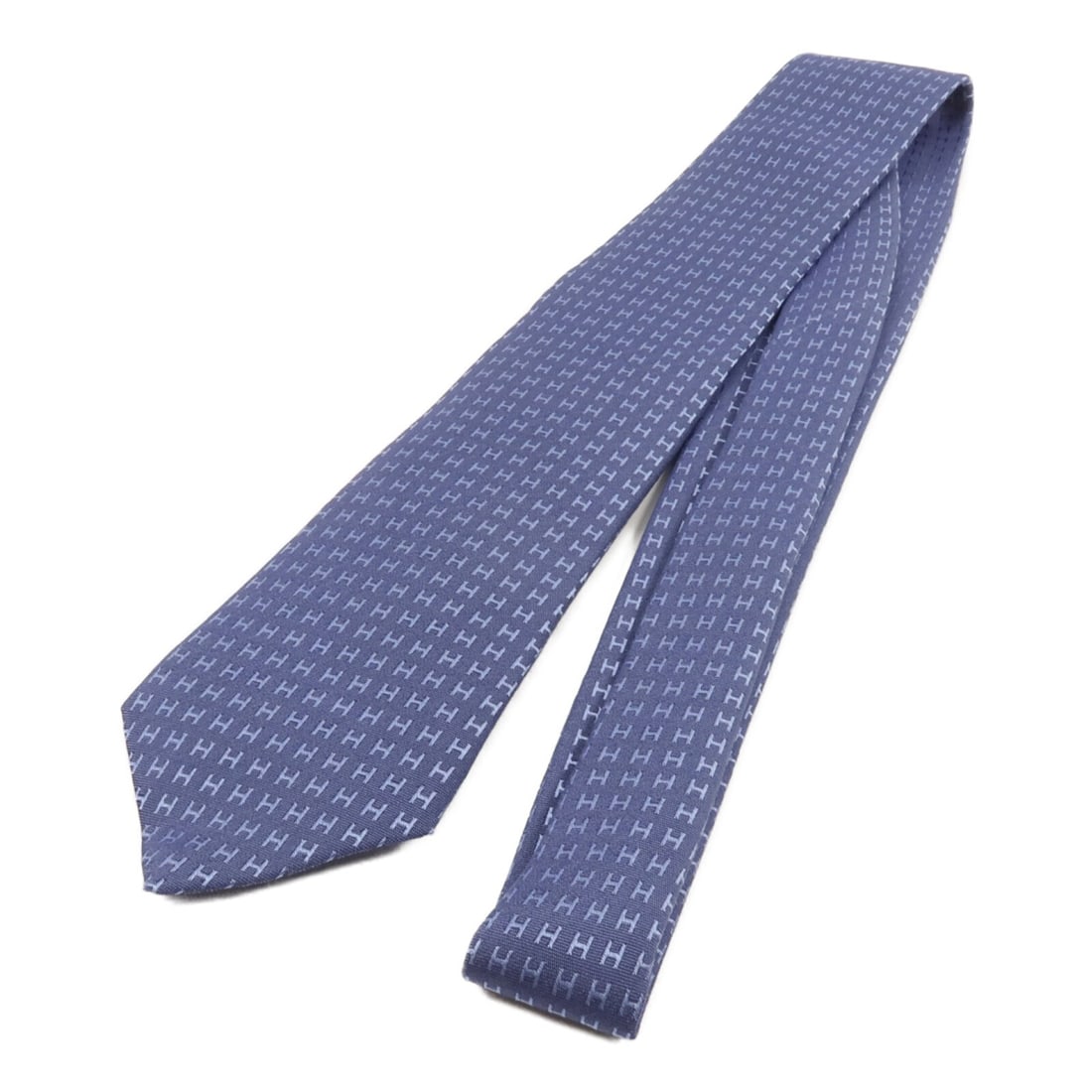 Hermes Blue Silk Men's Necktie: Hermes Blue Silk Men's Necktie This men's tie from Hermes is crafted from high-quality silk and features a classic blue color. Made in France, it offers a refined and timeless accessory choice for for