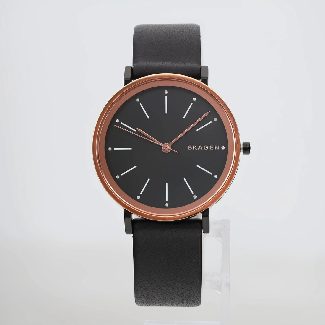 Skagen Hald Rose Gold-Tone Black Dial Leather Strap Ladies Watch SKW2490: Skagen Hald Rose Gold-Tone Black Dial Leather Strap Ladies Watch SKW2490 The Skagen Hald Ladies Watch is a stylish accessory designed for both casual and formal occasions. Featuring a sleek black dial