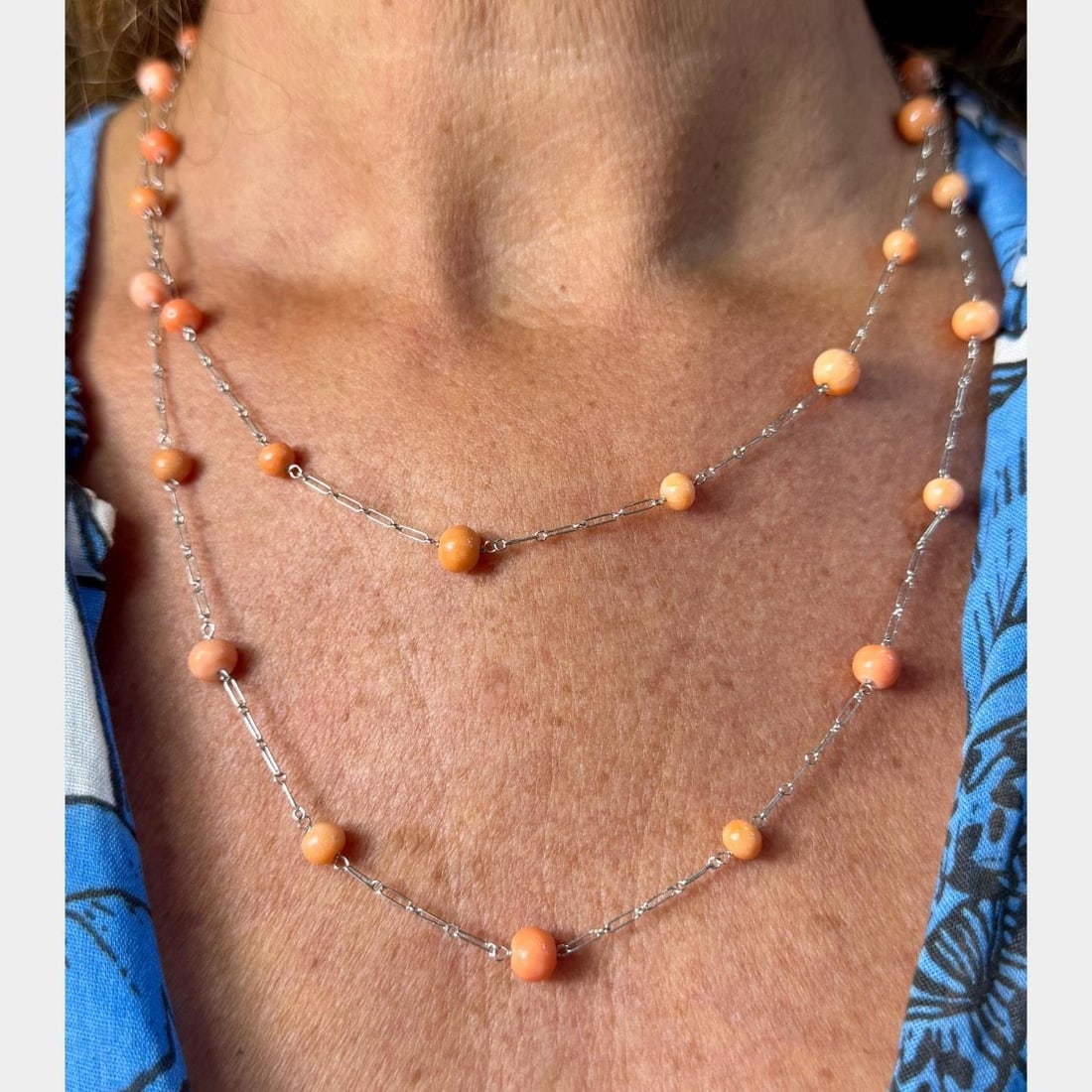 40 Inch Platinum Necklace with Coral Accents 14 Grams: 40 Inch Platinum Necklace with Coral Accents 14 Grams This platinum coral necklace features an elegant design and measures 40 inches in length. The necklace has a total weight of 14.0 grams and is in 