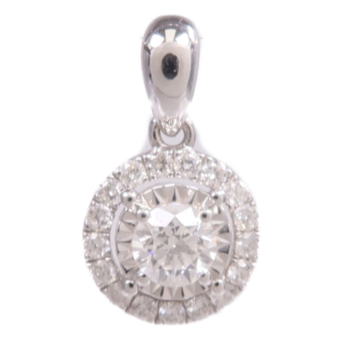 Diamond Pendant in 18K White Gold Jewelry: Diamond Pendant in 18K White Gold Jewelry This pendant top is crafted from 18K white gold and features a clear diamond as the main stone. It is in very good condition, making it a refined choice for e