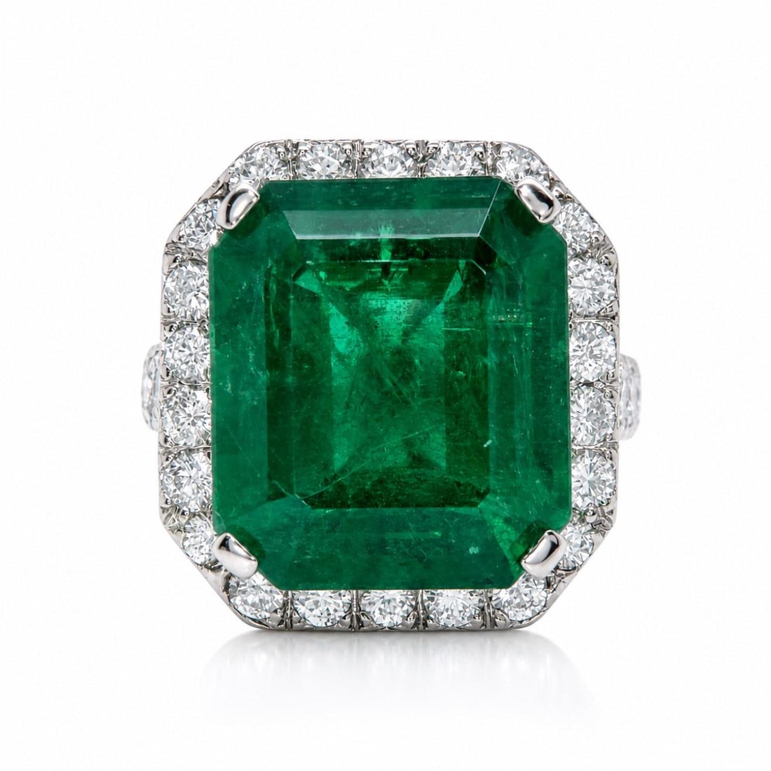Emerald Diamond Ring 18K White Gold 14.77 Ct 32 Diamonds Size 6: Emerald Diamond Ring 18K White Gold 14.77 Ct 32 Diamonds Size 6 This elegant ring features a 14.77 carat emerald set in 18K white gold, complemented by 32 diamonds totaling approximately 2.55 carats w
