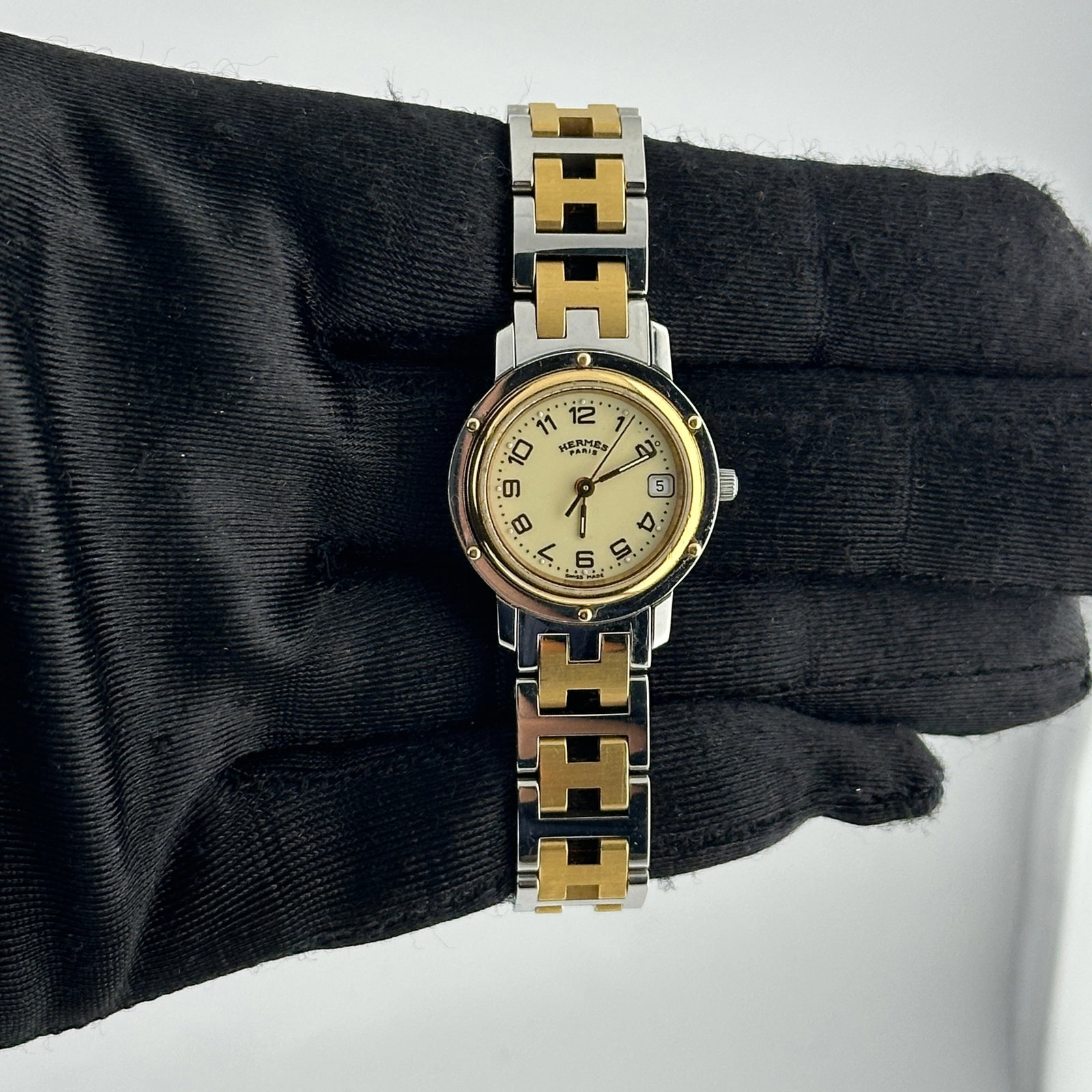 Hermes Clipper Ladies Watch Ivory Face Two Tone Bracelet CL3.240: Hermes Clipper Ladies Watch Ivory Face Two Tone Bracelet CL3.240 This is a Hermes Clipper ladies watch featuring an ivory dial and H-Link bracelet. The watch is identified by reference number CL3.240 