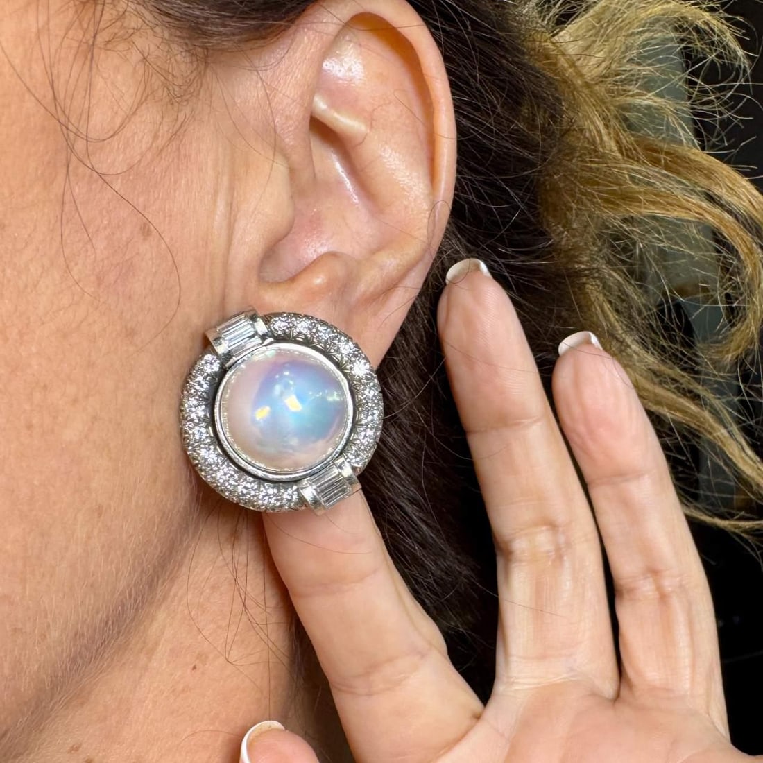 Elegant 18K White Gold Pearl Diamond Earrings 4.60 Ct: Elegant 18K White Gold Pearl Diamond Earrings 4.60 Ct These exquisite earrings are crafted from 18K white gold and feature stunning Mabe pearls and sparkling diamonds. Each earring showcases 2 Mabe pe