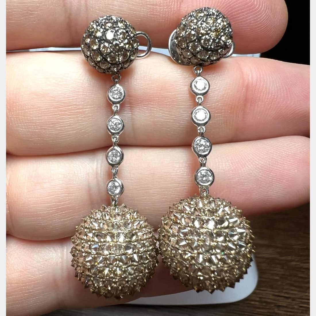 Exquisite 18K Yellow Gold 7.40 Ct Diamond Earrings 2 Inch Length: Exquisite 18K Yellow Gold 7.40 Ct Diamond Earrings 2 Inch Length These stunning 18K Yellow Gold earrings are adorned with exquisite diamonds totaling 7.40 carats. Weighing 18.9 grams, they feature a l