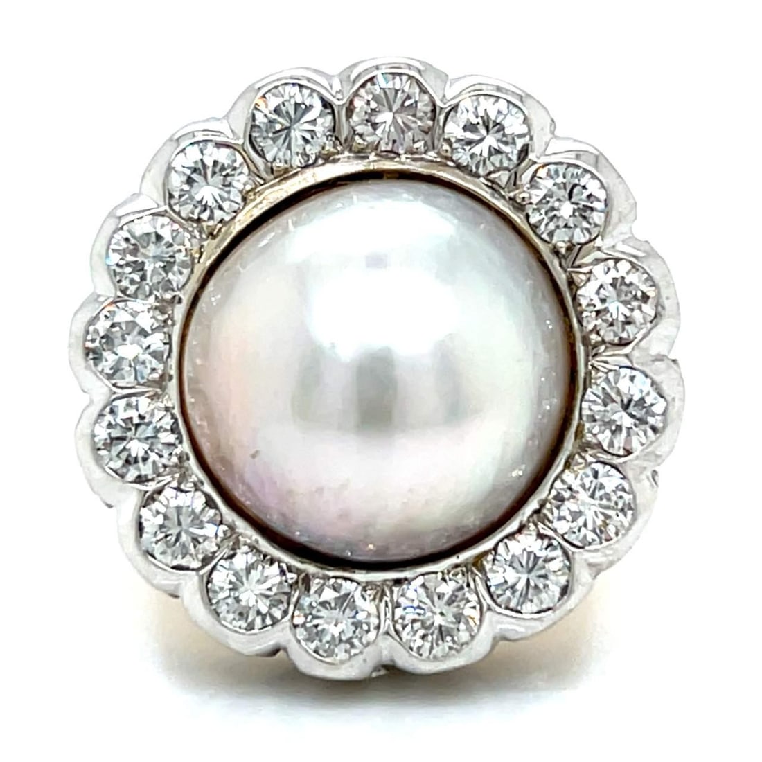 Elegant 18K Gold Mabe Pearl Diamond Ring 2.50 Ct: Elegant 18K Gold Mabe Pearl Diamond Ring 2.50 Ct This stunning ring showcases a beautiful combination of 18K yellow and white gold, featuring a prominent 15mm Mabe pearl at its center. Surrounding the
