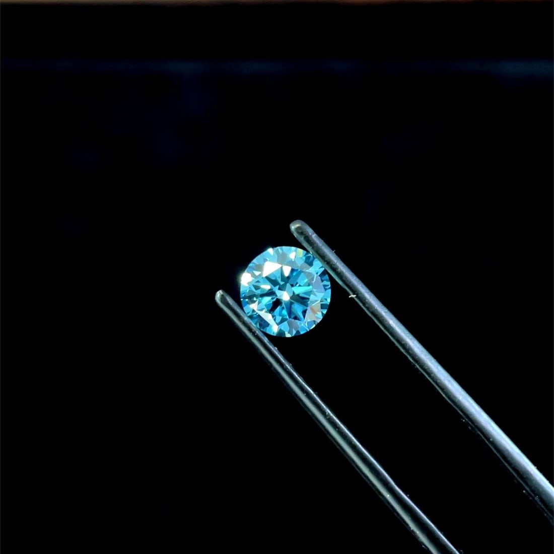 Ideal Loose Diamond - ROUND 0.99ct Fancy Vivid Blue VS1: Ideal Loose Diamond - ROUND 0.99ct Fancy Vivid Blue VS1 Source: This is a real non-mined Diamond that has been grown in a lab Shape: ROUND Carats: 0.99 Color: Fancy Vivid Blue Certification: IGI PLEAS