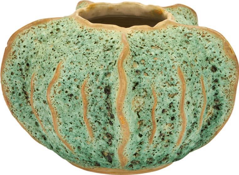 Handcrafted Luffa Vase in Elegant Green Finish: Handcrafted Luffa Vase in Elegant Green Finish This elegant handcrafted green vase is a stunning addition to any home decor. Designed in a medium size, it features a beautiful green finish that enhanc