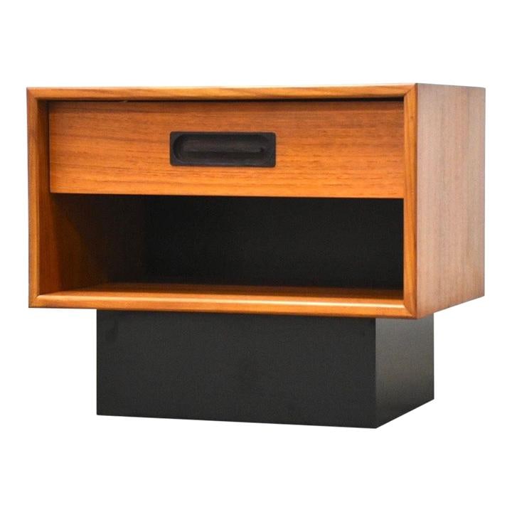 Mid Century Danish Modern Teak Nightstand with Drawer: Mid Century Danish Modern Teak Nightstand with Drawer This Danish Modern small nightstand showcases mid-century design with its sleek lines and elegant form. Crafted from rich teak, it features a sing