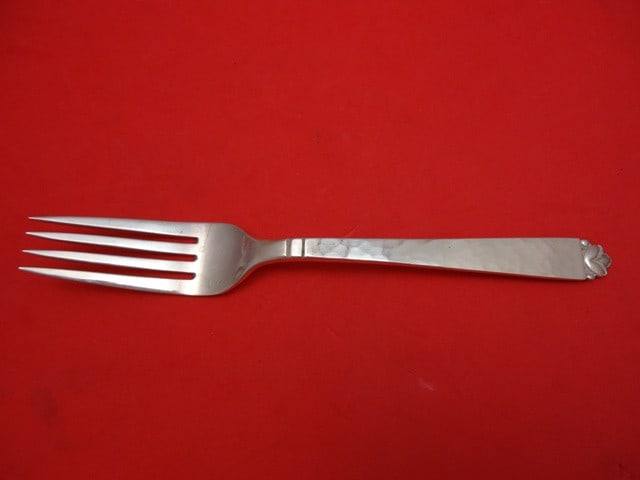 Old Newbury Crafters Oak Leaf Sterling Silver Dinner Fork 7 3/4: Old Newbury Crafters Oak Leaf Sterling Silver Dinner Fork 7 3/4 This exquisite dinner fork features the elegant Oak Leaf pattern by Old Newbury Crafters. Crafted from high-quality sterling silver, thi