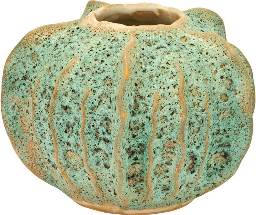 Handcrafted Green Luffa Vase Unique Design 6.5 x 9.5 x 9.5: Handcrafted Green Luffa Vase Unique Design 6.5 x 9.5 x 9.5 This unique handmade luffa vase showcases a beautiful green finish, adding a touch of artistry to any decor. Standing at 6.50 inches tall and