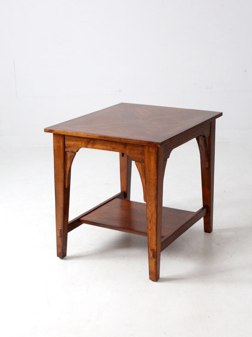 Vintage Oak Side Table with Geometric Veneer Pattern: Vintage Oak Side Table with Geometric Veneer Pattern This vintage side table beautifully blends Arts & Crafts and Mid-Century Modern influences, featuring a striking geometric veneer pattern on the to