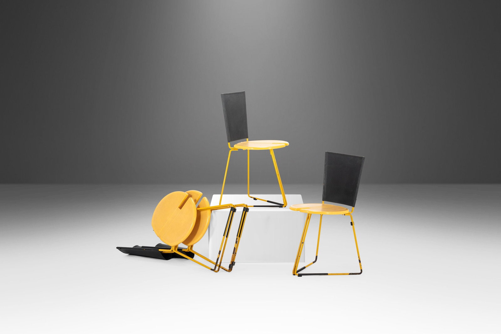 Vintage Set of 4 Seccose Chairs by Gaspare Cairoli Italy 1980s: Vintage Set of 4 Seccose Chairs by Gaspare Cairoli Italy 1980s Introducing a vibrant set of four Seccose chairs, designed by Gaspare Cairoli in Italy during the 1980s. This stylish ensemble features a