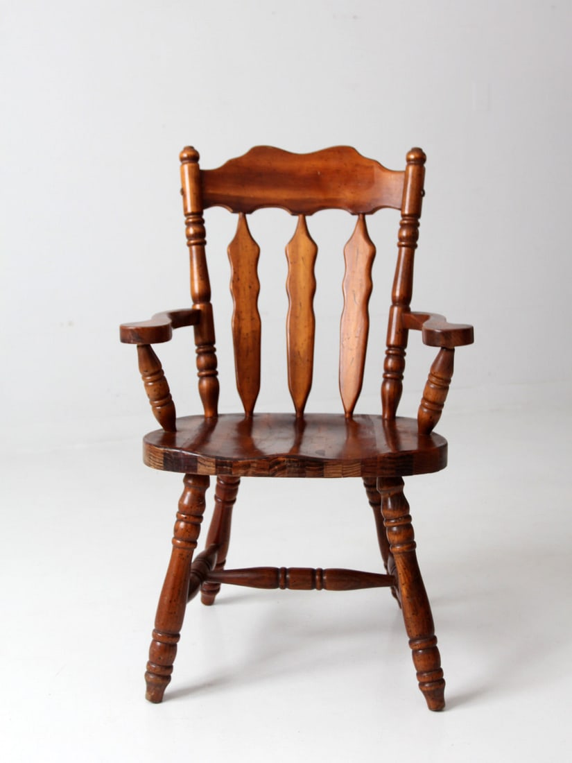 Vintage Mid-Century Lodge Style Dining Armchair with Curvy Splat Backs: Vintage Mid-Century Lodge Style Dining Armchair with Curvy Splat Backs This mid 20th century vintage dining armchair showcases a rustic Windsor style, featuring elegantly turned legs and side rails al