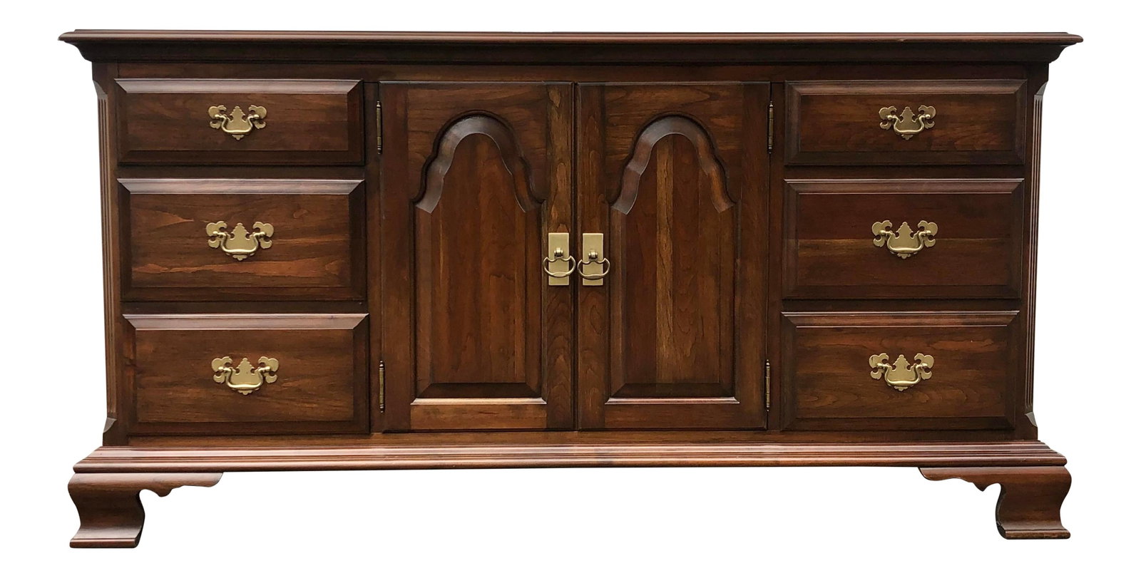 1970s Pennsylvania House Solid Cherry Long Dresser with 9 Drawers: 1970s Pennsylvania House Solid Cherry Long Dresser with 9 Drawers This exquisite 1970s long dresser features a traditional colonial style crafted from solid cherry wood. It boasts nine dovetailed draw