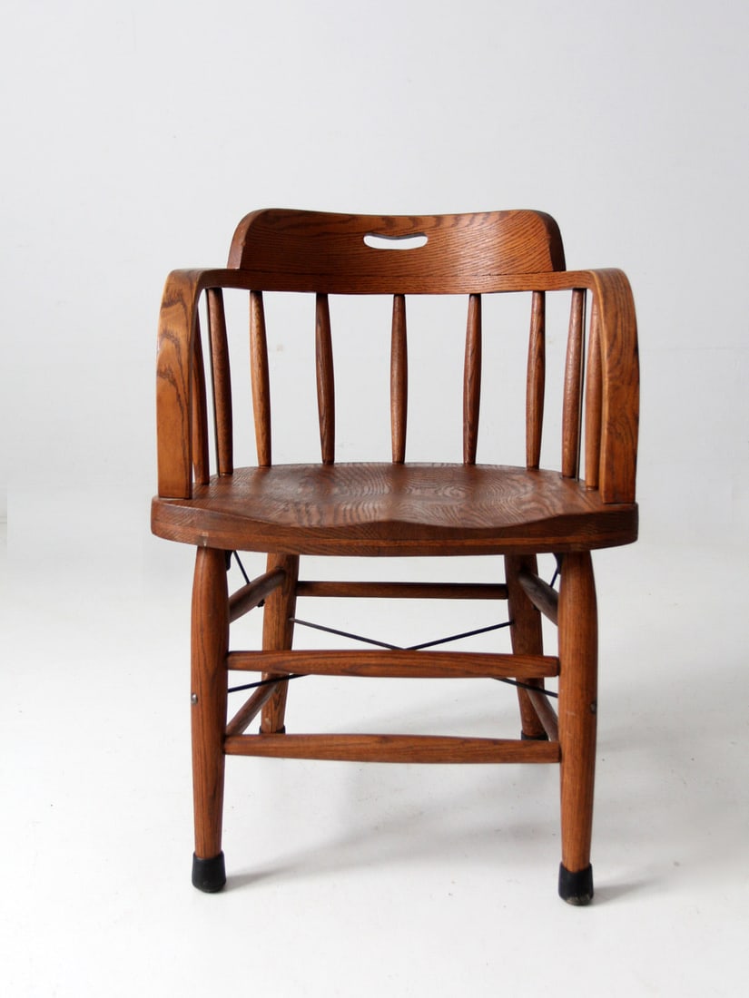 Vintage Windsor Style Antique Oak Captain's Chair: Vintage Windsor Style Antique Oak Captain's Chair Discover the charm of this Antique Oak Captain's Chair, a beautifully crafted piece that showcases classic Windsor style. This chair features a sturdy