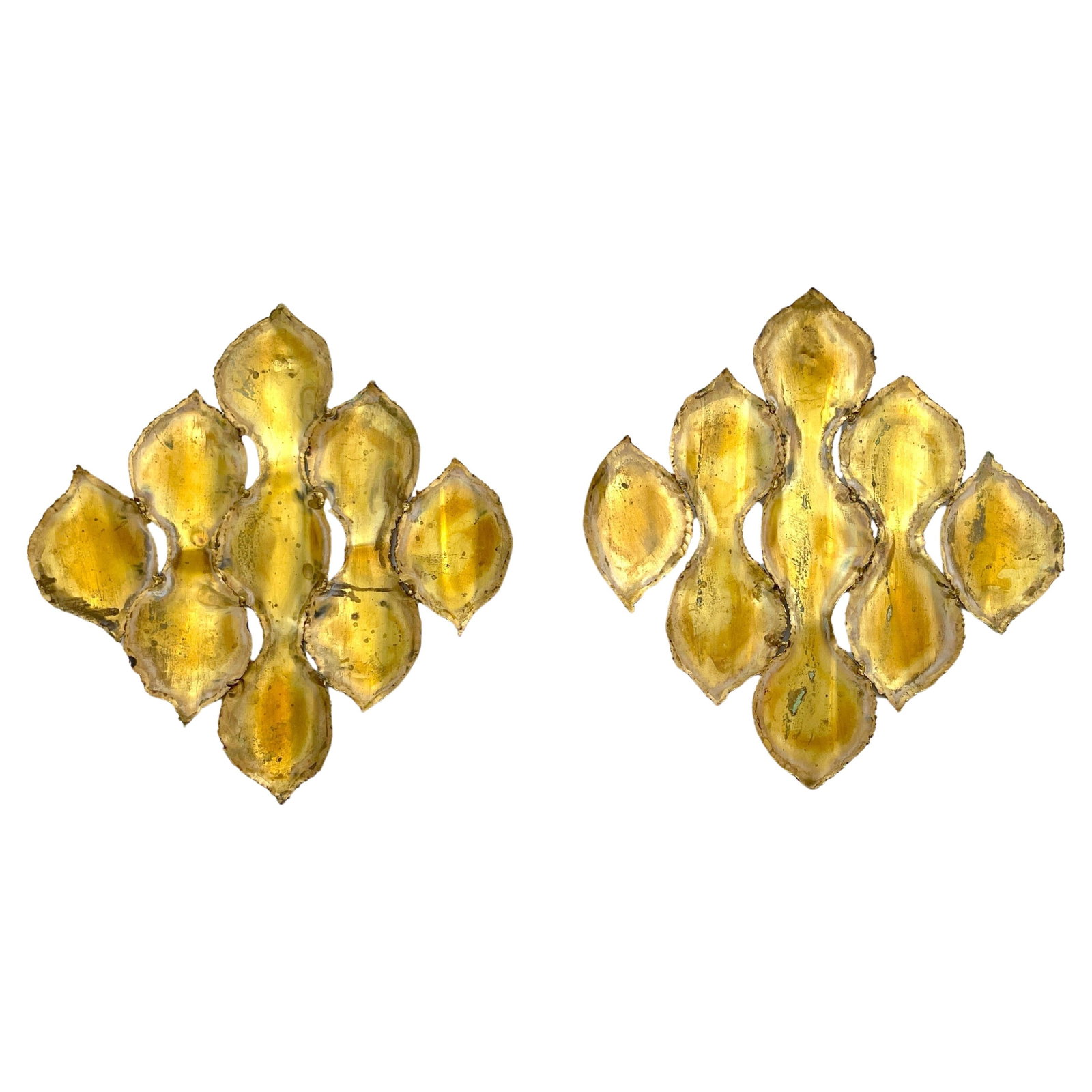 Set of 2 Italian Gilt Brutalist Wall Medallion Sculptures 1970s: Set of 2 Italian Gilt Brutalist Wall Medallion Sculptures 1970s This exquisite pair of Italian Gilt Concave Metal Brutalist Wall Medallion Sculptures from the 1970s showcases a striking design that re