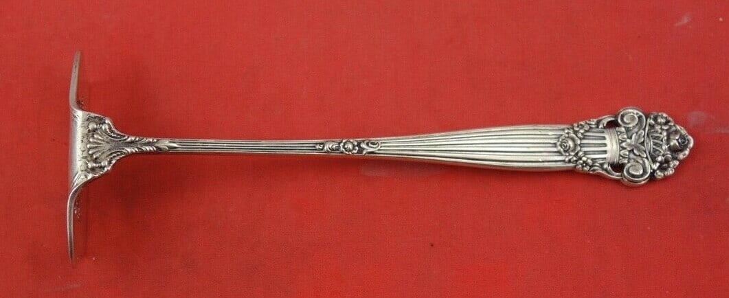 Towle Georgian Sterling Silver Baby Food Pusher 4 5/8 inches: Towle Georgian Sterling Silver Baby Food Pusher 4 5/8 inches This exquisite Georgian Baby Food Pusher by Towle is crafted from high-quality sterling silver. Originating from the late 19th century (185