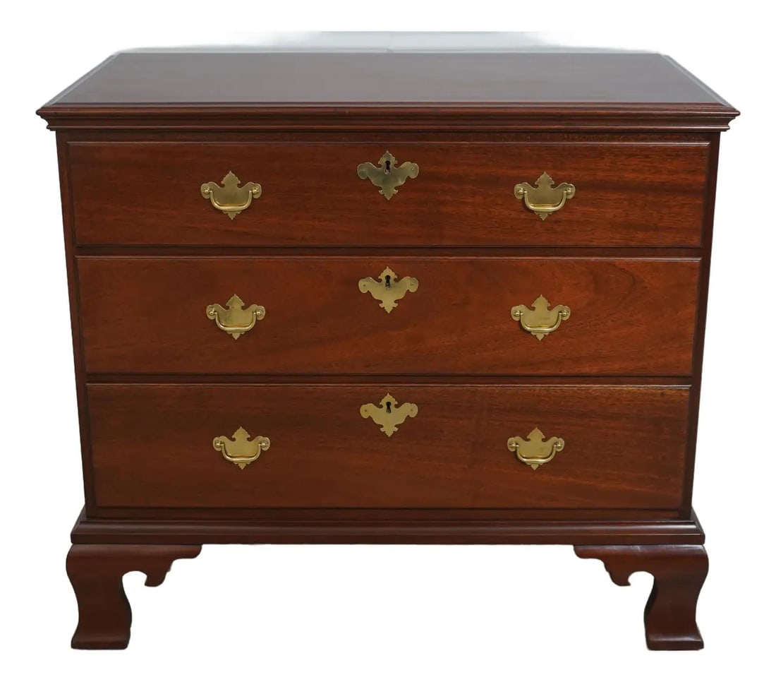 Biggs Monticello Collection 3 Drawer Mahogany Chest Chippendale Style: Biggs Monticello Collection 3 Drawer Mahogany Chest Chippendale Style This exquisite Biggs 3 Drawer Thomas Jefferson Mahogany Chest is a standout piece from the Monticello Collection, showcasing high-