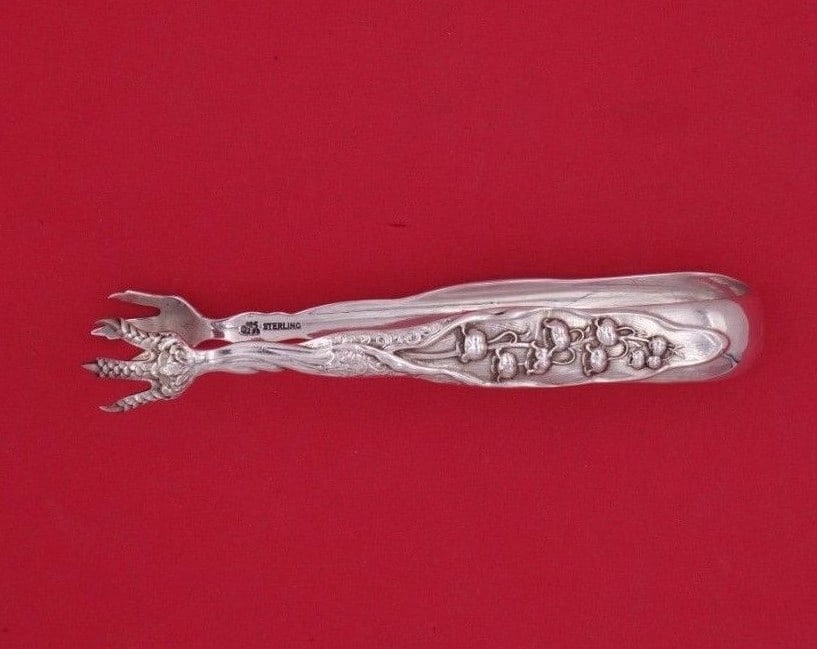 Whiting Lily of the Valley Sterling Silver Sugar Tong 5 1/4": Whiting Lily of the Valley Sterling Silver Sugar Tong 5 1/4" This large sugar tong, measuring 5 1/4 inches, features the elegant Lily of the Valley pattern by Whiting. Crafted from high-quality sterli