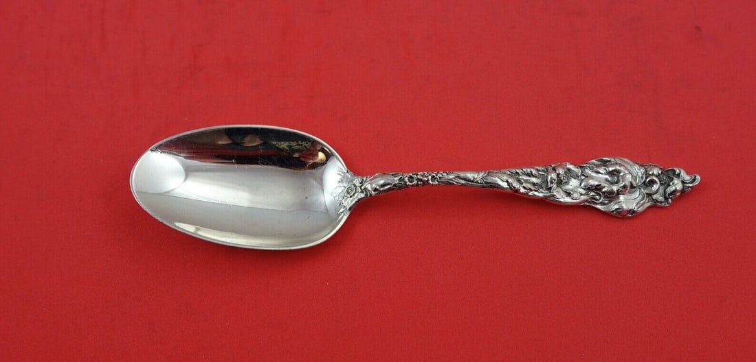 Reed and Barton Les Six Fleurs Sterling Silver Spoon 6 1/4": Reed and Barton Les Six Fleurs Sterling Silver Spoon 6 1/4" Discover the elegance of the Les Six Fleurs pattern by Reed and Barton with this stunning sterling silver pap spoon measuring 6 1/4 inches. 