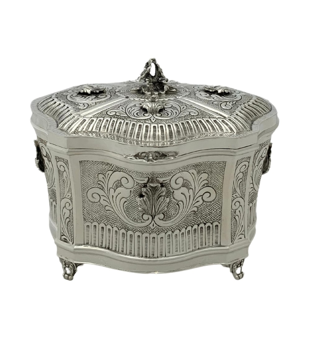 Handmade 925 Sterling Silver Chased Leaf Esrog Box 5.5 x 6.5 Inches: Handmade 925 Sterling Silver Chased Leaf Esrog Box 5.5 x 6.5 Inches This exquisite Esrog box is crafted from fine 925 sterling silver and showcases a stunning handmade chased swirl leaf applique desig