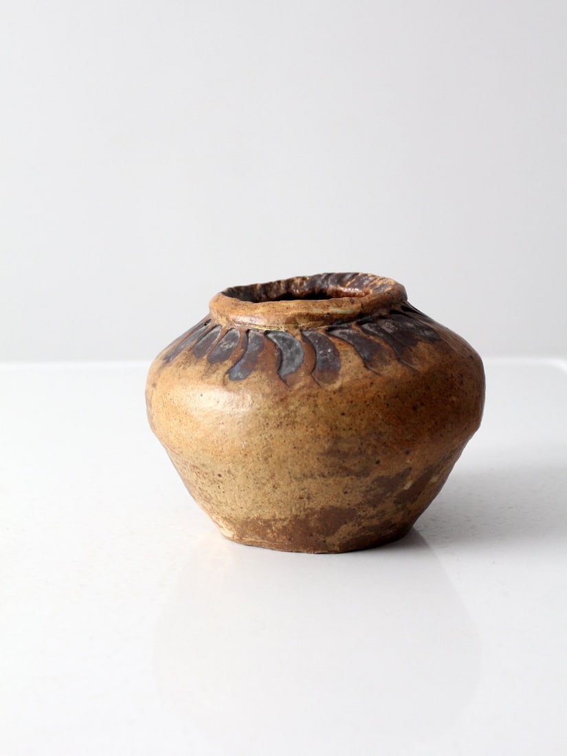 Signed Vintage Studio Pottery Vase Circa 1969 Tawny Brown Glaze: Signed Vintage Studio Pottery Vase Circa 1969 Tawny Brown Glaze Discover this charming vintage studio pottery vase, crafted circa 1969. This hand-crafted piece showcases a beautiful speckled tawny bro